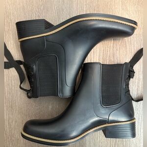 Bernardo Briton Chelsea-style rain boots, size 9